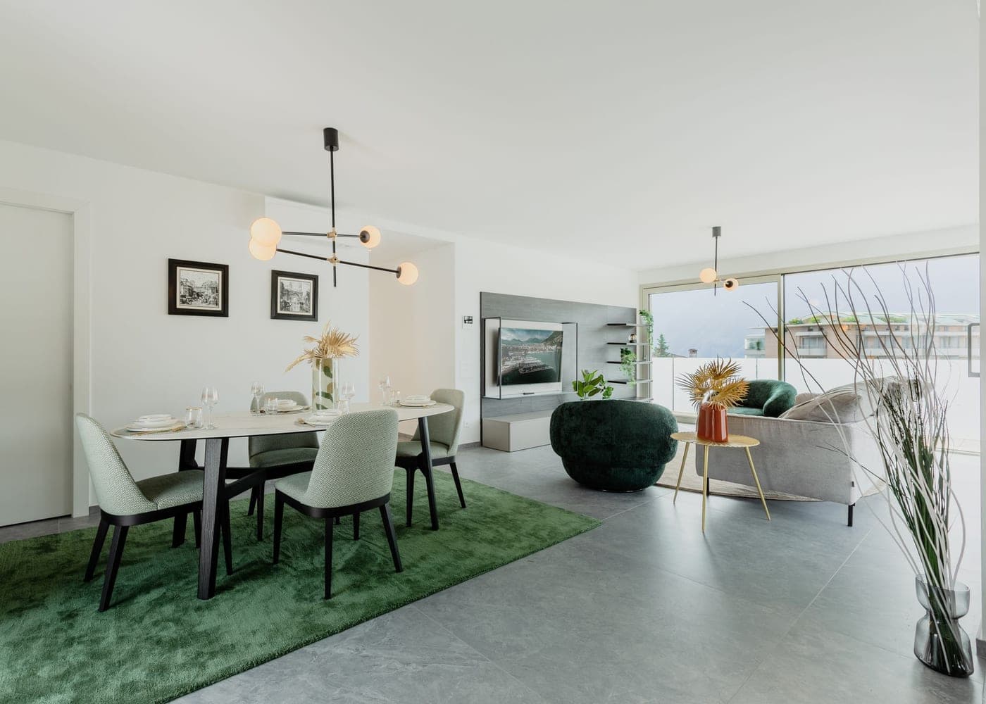 Séjour lumineux d'un appartement meublé préparé pour la prise de vue