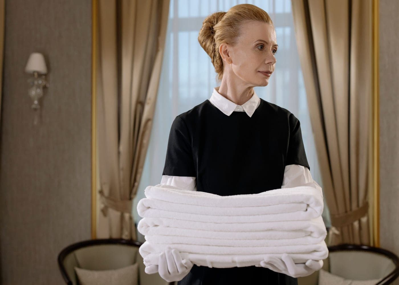 Pile de serviettes blanches pliées, prêtes pour la chambre